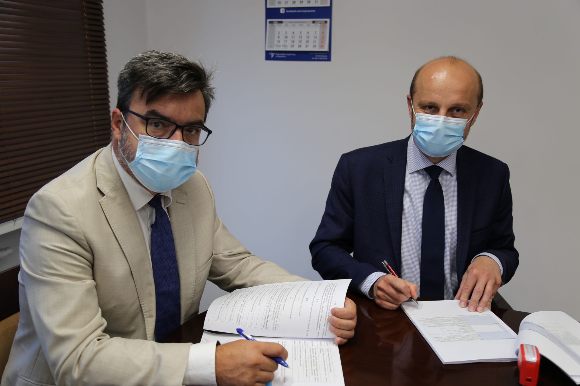 Zdjęcie przedstawiające moment podpisania umowy o dofinansowanie