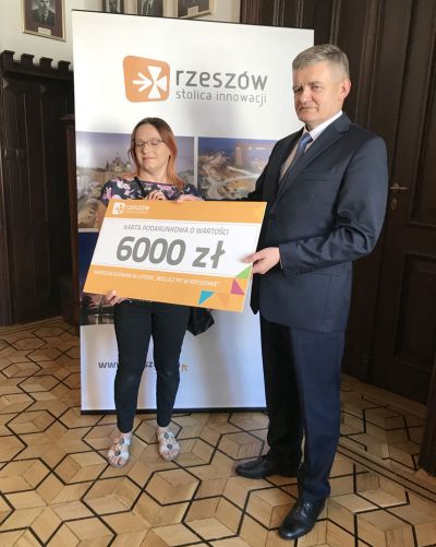 Wręczenie nagrody w loterii "Rozlicz PIT w Rzeszowie"
