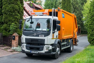 Samoch&oacute;d MPGK odbierający odpady