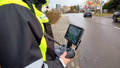 Operator drona przygotowuje urządzenie do pomiar&oacute;w składu dymu wydobywającego się z domowych komin&oacute;w