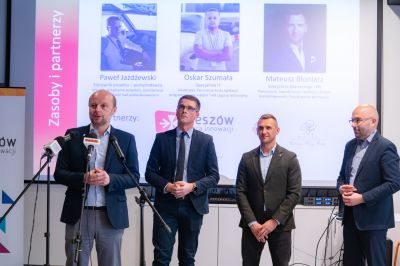 Konferencja w Urban Lab - od lewej: Prezydent Konrad Fijołek, Paweł Jażdżewski i Mateusz Błoniarz - firma Propjet oraz Kamil Czyż - Zastępca Dyrektora Wydziału Promocji i Wsp&oacute;łpracy Międzynarodowej