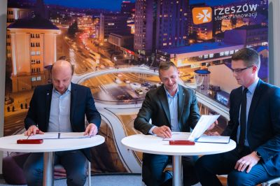 Prezydent i przedstawiciele firmy Propjet podpisują list intencyjny