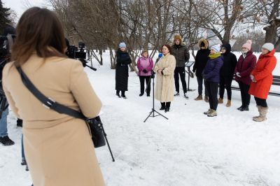 Konferencja prasowa na rzeszowskich Bulwarach podsumowująca projekt "Aktywna Ławka"