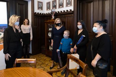 Zastępca Prezydenta Jolanta Kaźmierczak z mieszkańca Rzeszowa, zwycięzcami w loterii "Rzesz&oacute;w to My", fot. Grzegorz Bukała/Urząd Miasta Rzeszowa