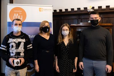 Zastępca Prezydenta Jolanta Kaźmierczak z mieszkańca Rzeszowa, zwycięzcami w loterii "Rzesz&oacute;w to My", fot. Grzegorz Bukała/Urząd Miasta Rzeszowa