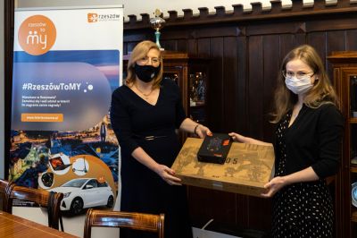 Zastępca Prezydenta Jolanta Kaźmierczak z mieszkanką Rzeszowa, zwyciężczynią w loterii "Rzesz&oacute;w to My", fot. Grzegorz Bukała/Urząd Miasta Rzeszowa