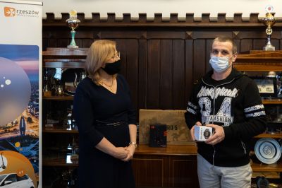 Zastępca Prezydenta Jolanta Kaźmierczak z mieszkańcem Rzeszowa, zwycięzcą w loterii "Rzesz&oacute;w to My", fot. Grzegorz Bukała/Urząd Miasta Rzeszowa