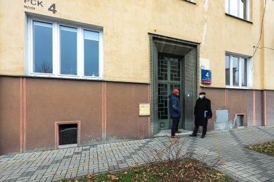 Konrad Fijołek, prezydent Rzeszowa i Roman Szczepanek, prezes Miejskiego Zarządu Budynk&oacute;w Mieszkalnych przed kamienicą przy ul. PCK, fot. Grzegorz Bukała/Urząd Miasta Rzeszowa