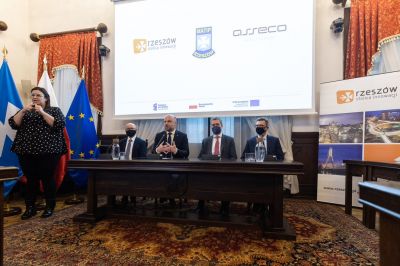 Przemawia Prezydent Rzeszowa Konrad Fijołek podczas konferencji prasowej w ratuszu, fot. Grzegorz Bukała/Urząd Miasta Rzeszowa