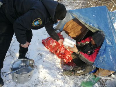 Patrol Straży Miejskiej rozwozi bezdomnym ciepłe posiłki i herbatę
