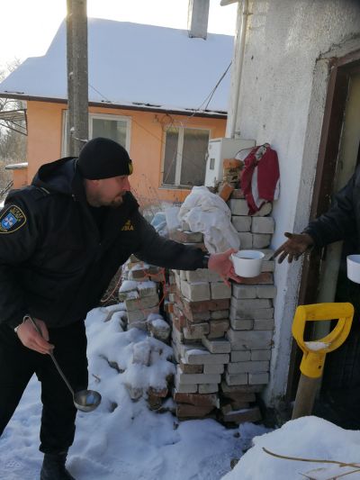 Patrol Straży Miejskiej rozwozi bezdomnym ciepłe posiłki i herbatę