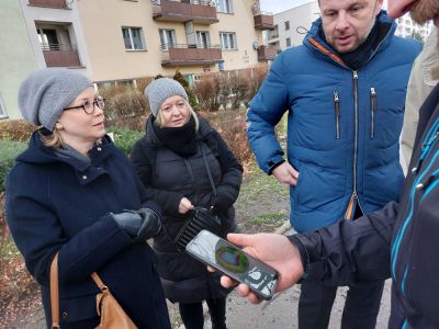 Prezydent Konrad Fijołek i pracownicy Miejskiego Zarządu Zieleni testują działanie tomografu, fot. Grzegorz Bukała/Urząd Miasta Rzeszowa