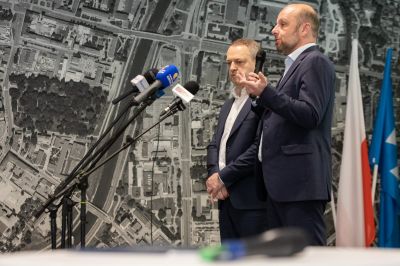 Przemawia Prezydent Konrad Fijołek, obok Jego Zastępca Dariusz Urbanik, fot. Grzegorz Bukała/Urząd Miasta Rzeszowa