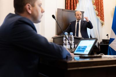 Podczas sesji Rady Miasta przemawia Prezydent Konrad Fijołek, fot. Grzegorz Bukała/Urząd Miasta Rzeszowa