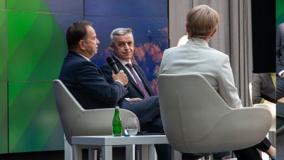 Marszałek Ortyl i prezydent Bajdak w rozmowie podczas debaty