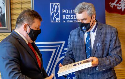 Henryk Wolicki, nadzorujący w rzeszowskim Urzędzie Miasta kwestie edukacji wręcza pamiątkowy album burmistrzowi Lubyczy Kr&oacute;lewskiej Markowi Łuszczyńskiemu, fot. B. Motyka, PRz