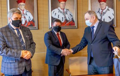 Henryk Wolicki, Marek Łuszczyński i rektor Politechniki Rzeszowskiej prof. dr hab. inż. Piotr Koszelnik w Sali Senatu PRz, fot. B. Motyka, PRz