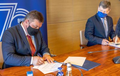 Burmistrz Lubyczy Kr&oacute;lewskiej Marek Łuszczyński podpisuje umowę z rektorem Politechniki Rzeszowskiej prof. dr. hab. inż. Piotrem Koszelnikiem, fot. B. Motyka, PRz