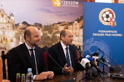 Konrad Fijołek, prezydent Rzeszowa i Mieczysław Golba, senator z Podkarpacia i wiceprezes Polskiego Związku Piłki Nożnej podczas konferencji w Ratuszu, fot. Grzegorz Bukała/Urząd Miasta Rzeszowa