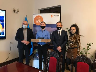 Nowi mieszkańcy miasta odbierają nagrody w rzeszowskim Ratuszu z rąk zastępcy Prezydenta Rzeszowa Dariusza Urbanika, fot. Klaudia Bajrasz/Urząd Miasta Rzeszowa