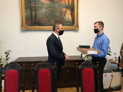 Nowi mieszkańcy miasta odbierają nagrody w rzeszowskim Ratuszu z rąk zastępcy Prezydenta Rzeszowa Dariusza Urbanika, fot. Klaudia Bajrasz/Urząd Miasta Rzeszowa