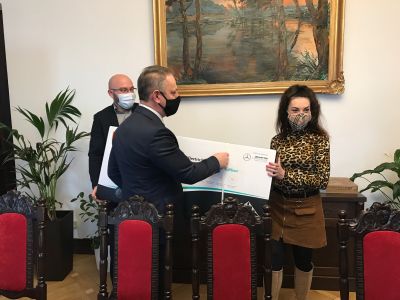 Nowi mieszkańcy miasta odbierają nagrody w rzeszowskim Ratuszu z rąk zastępcy Prezydenta Rzeszowa Dariusza Urbanika, fot. Klaudia Bajrasz/Urząd Miasta Rzeszowa