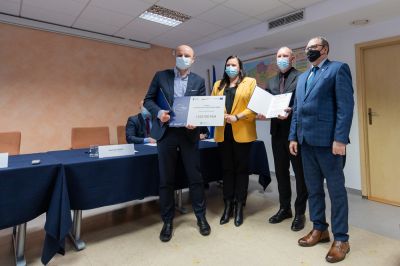 Prezydent Konrad Fijołek, Małgorzata Jarosińska-Jedynak, sekretarz stanu w Ministerstwie Funduszy i Polityki Regionalnej oraz przedstawiciele Leska i powiatu lubaczowskiego po podpisaniu umowy w Rzeszowskiej Agencji Rozwoju Regionalnego, fot. Grzegorz Bukała/Urząd Miasta Rzeszowa