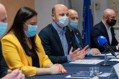 Małgorzata Jarosińska-Jedynak, sekretarz stanu, Prezydent Konrad Fijołek oraz przedstawiciele Leska i powiatu lubaczowskiego podczas spotkania w Rzeszowskiej Agencji Rozwoju Regionalnego, fot. Grzegorz Bukała/Urząd Miasta Rzeszowa