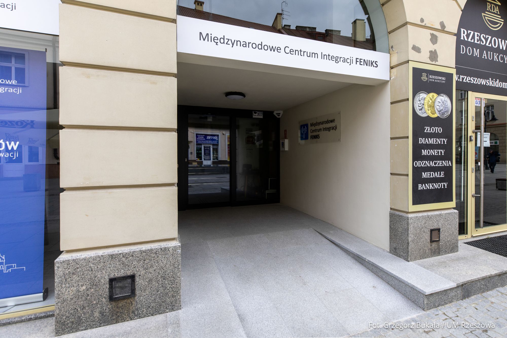 zdjęcie wejścia gł&oacute;wnego do Międzynarodowego Centrum Integracji Feniks w Rzeszowie