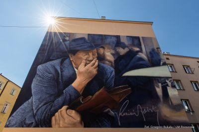 zdjęcie z oficjalnego odsłonięcia muralu przedstawiającego rzeszowskiego aktora Zdzisława Kozienia na budynku mieszklanym przy ul. Baldachówka w Rzeszowie, fot. Grzegorz Bukała, Urząd Miasta Rzeszowa