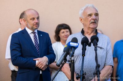 zdjęcie z oficjalnego odsłonięcia muralu przedstawiającego rzeszowskiego aktora Zdzisława Kozienia na budynku mieszklanym przy ul. Baldachówka w Rzeszowie, fot. Grzegorz Bukała, Urząd Miasta Rzeszowa