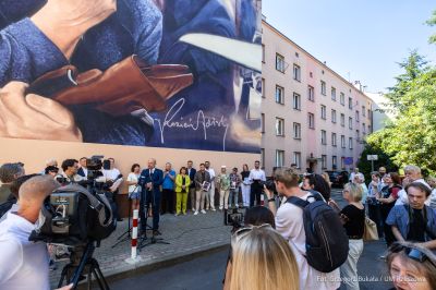 zdjęcie z oficjalnego odsłonięcia muralu przedstawiającego rzeszowskiego aktora Zdzisława Kozienia na budynku mieszklanym przy ul. Baldachówka w Rzeszowie, fot. Grzegorz Bukała, Urząd Miasta Rzeszowa