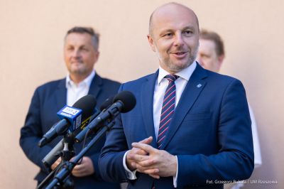 zdjęcie z oficjalnego odsłonięcia muralu przedstawiającego rzeszowskiego aktora Zdzisława Kozienia na budynku mieszklanym przy ul. Baldachówka w Rzeszowie, fot. Grzegorz Bukała, Urząd Miasta Rzeszowa