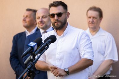 zdjęcie z oficjalnego odsłonięcia muralu przedstawiającego rzeszowskiego aktora Zdzisława Kozienia na budynku mieszklanym przy ul. Baldachówka w Rzeszowie, fot. Grzegorz Bukała, Urząd Miasta Rzeszowa