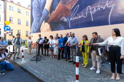 zdjęcie z oficjalnego odsłonięcia muralu przedstawiającego rzeszowskiego aktora Zdzisława Kozienia na budynku mieszklanym przy ul. Baldachówka w Rzeszowie, fot. Grzegorz Bukała, Urząd Miasta Rzeszowa