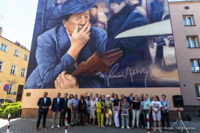 zdjęcie z oficjalnego odsłonięcia muralu przedstawiającego rzeszowskiego aktora Zdzisława Kozienia na budynku mieszklanym przy ul. Baldachówka w Rzeszowie, fot. Grzegorz Bukała, Urząd Miasta Rzeszowa