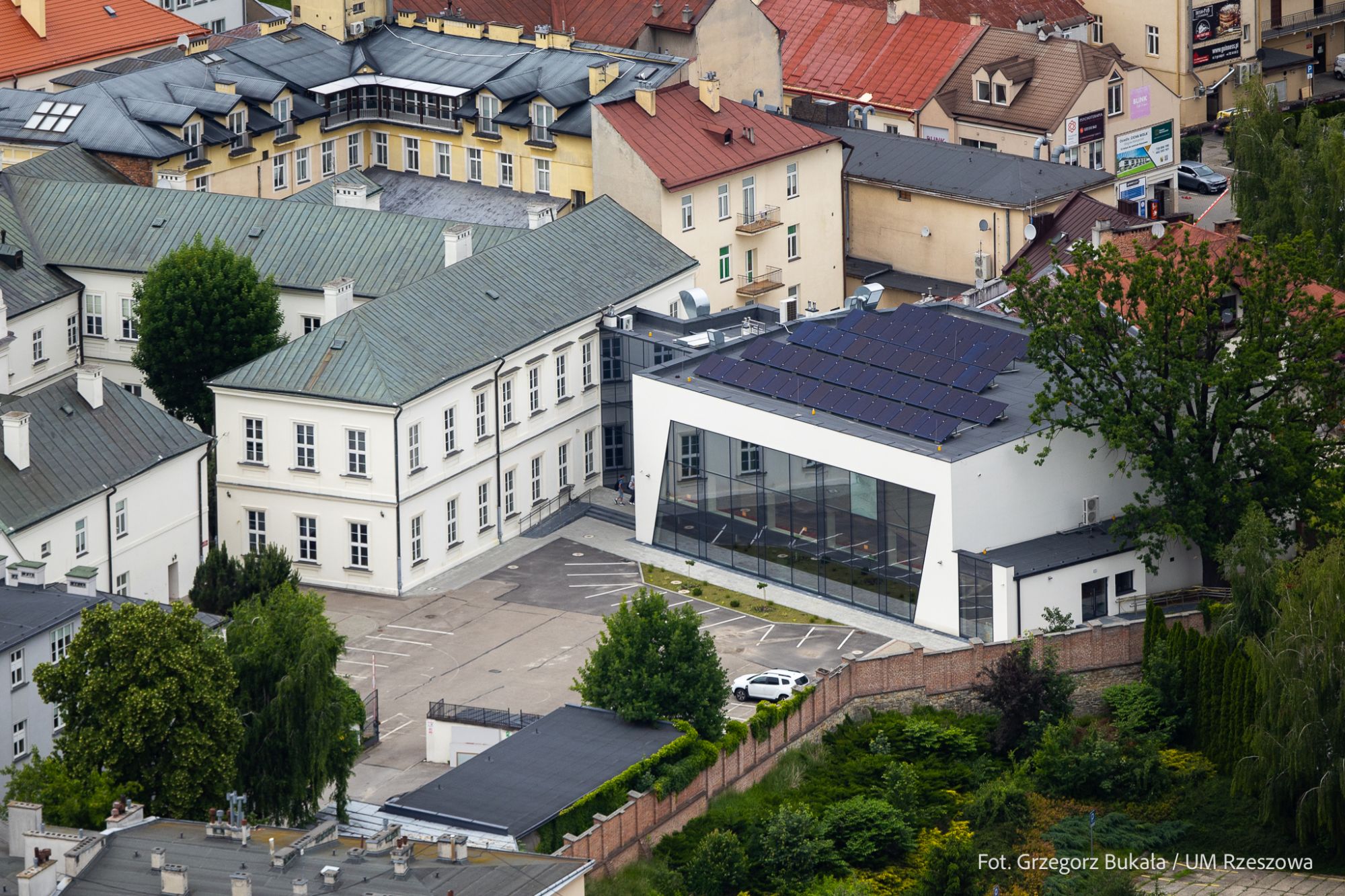 zdjęcie I Liceum Og&oacute;lnokształcącego z nową halą sportową przy ul. 3 Maja w Rzeszowie, fot. Grzegorz Bukała, Urząd Miasta Rzeszowa