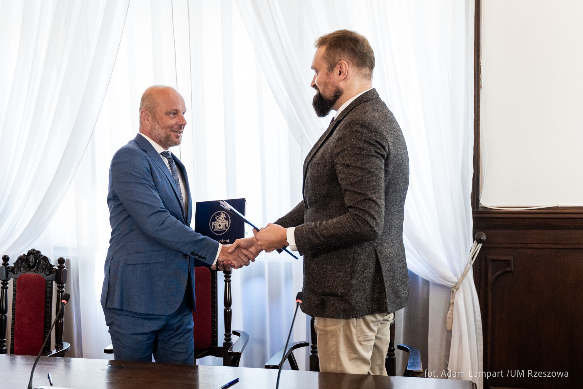 zdjęcie z podpisania umowy przez Prezydenta Miasta Rzeszowa Konrada Fijołka z firmą Linter Energia z Rzeszowa, fot. Grzegorz Bukała, Urząd Miasta Rzeszowa