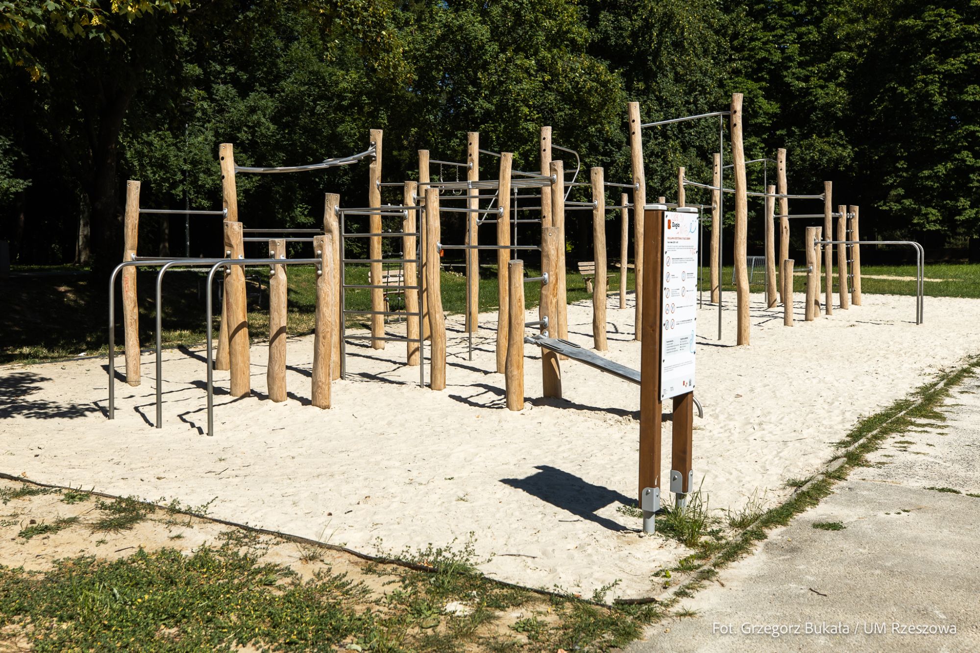 zdjęcie z nowego placu zabaw w rzeszowskim Parku Sybiraków, fot. Grzegorz Bukała, Urząd Miasta Rzeszowa