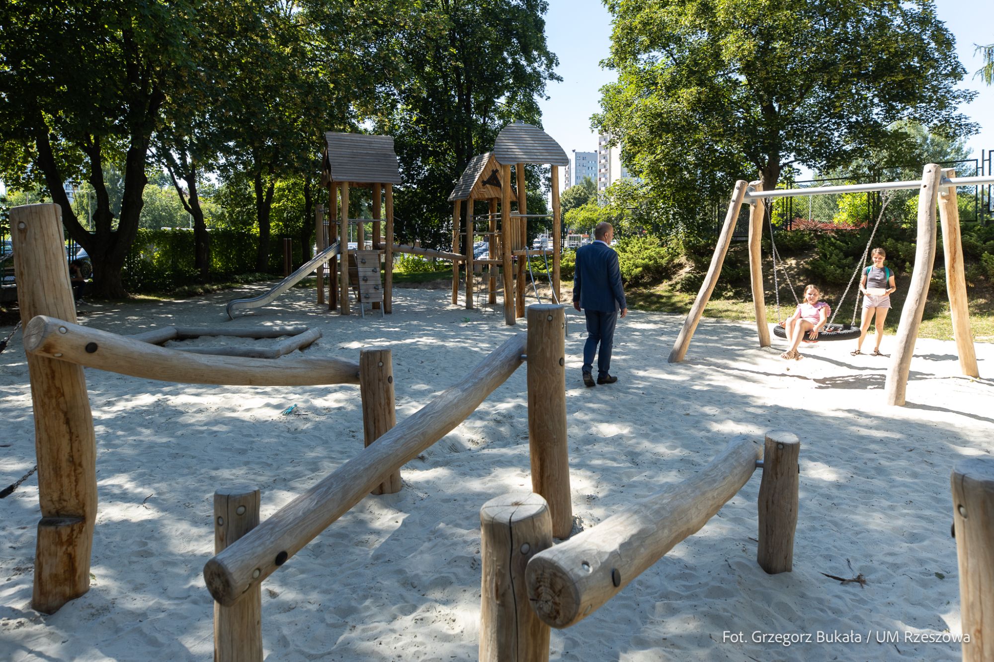 zdjęcie z nowego placu zabaw w rzeszowskim Parku Sybiraków, fot. Grzegorz Bukała, Urząd Miasta Rzeszowa