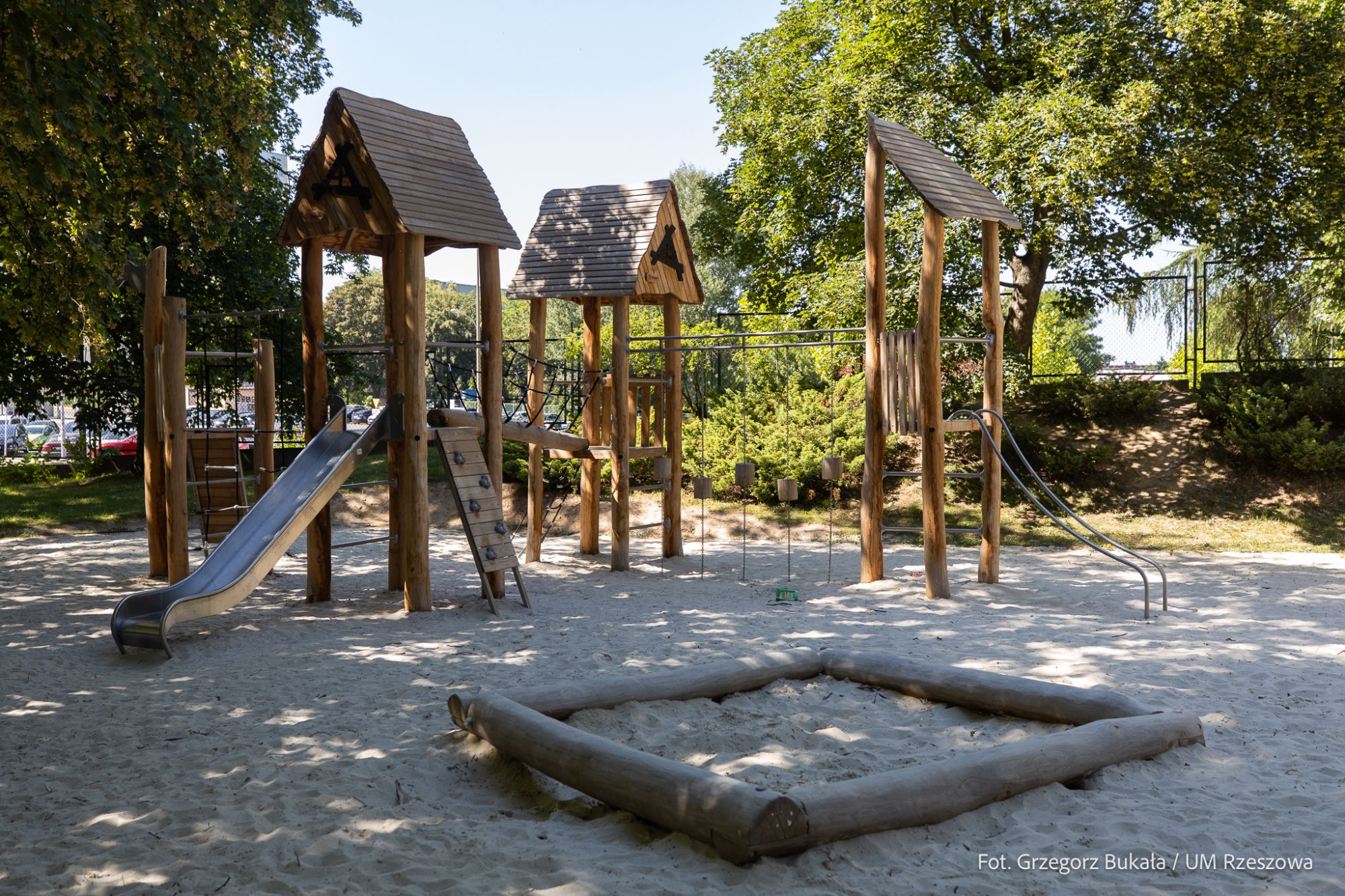 zdjęcie z nowego placu zabaw w rzeszowskim Parku Sybiraków, fot. Grzegorz Bukała, Urząd Miasta Rzeszowa