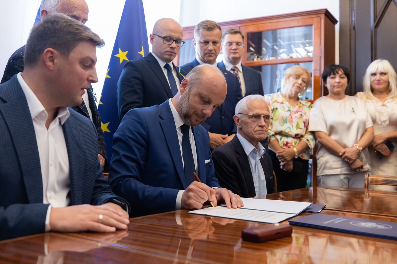 Prezydent Rzeszowa Konrad Fijołek oraz mer Czernihowa Władysław Atroszenko podpisali umowę partnerską