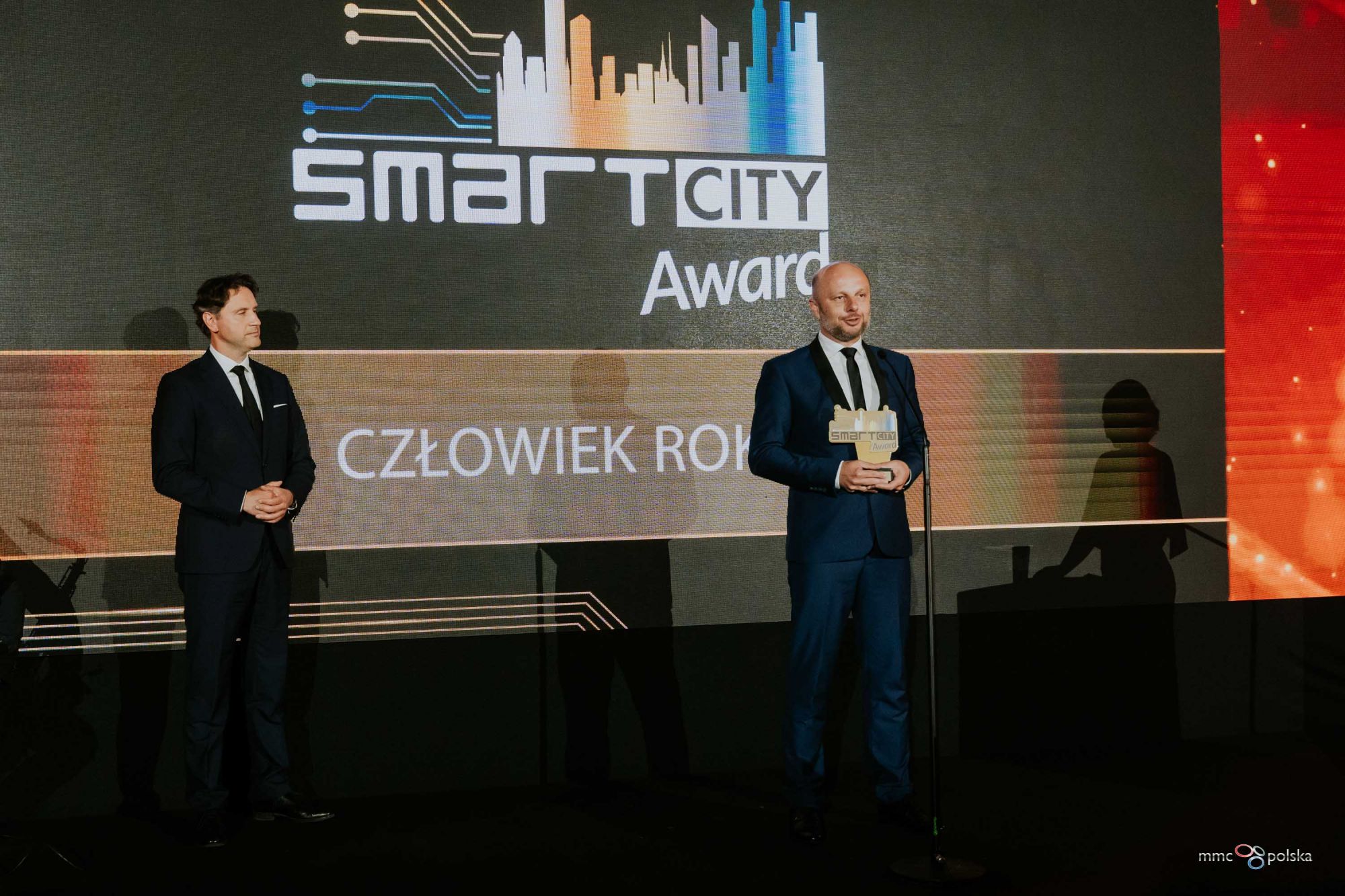 Zdjęcie przyznania nagrody za nowoczesność dla prezydenta Konrada Fijołka i Rzeszowa