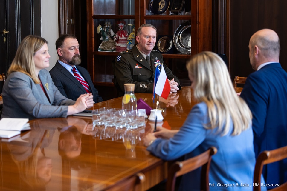zdjęcie ze spotkania prezydenta Rzeszowa Konrada Fijołka z dow&oacute;dcą zamiejscowej armii amerykańskiej pułkownikiem Jaysonem Morganem, fot. Grzegorz Bukała, Urząd Miasta Rzeszowa