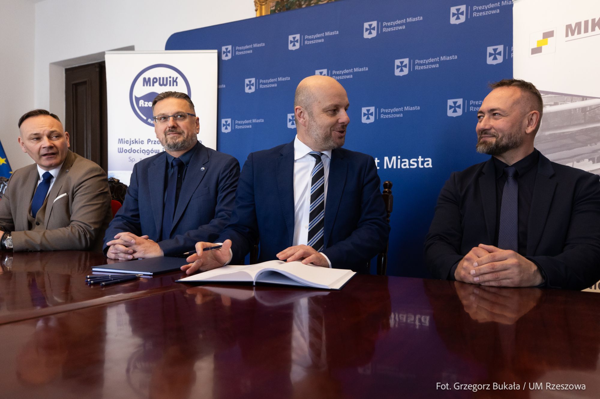 zdjęcie  z podpisania umowy  Prezesa MPWiK Marcina Lewandowskiego oraz Prezesa firmy Miko-Tech Piotra Zwardonia w obecności prezydenta Rzeszowa Konrada Fijołka w rzeszowskim ratuszu, fot. Grzegorz Bukała, Urząd Miasta Rzeszowa