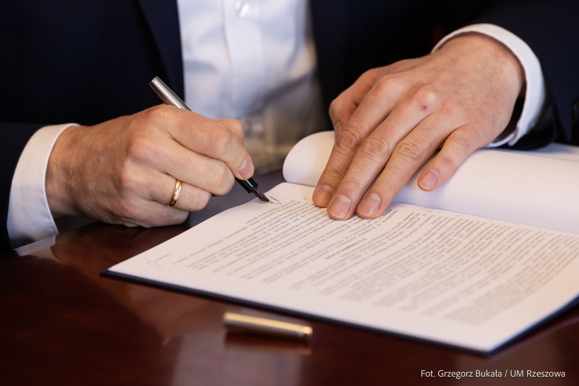 zdjęcie  z podpisania umowy  Prezesa MPWiK Marcina Lewandowskiego oraz Prezesa firmy Miko-Tech Piotra Zwardonia w obecności prezydenta Rzeszowa Konrada Fijołka w rzeszowskim ratuszu, fot. Grzegorz Bukała, Urząd Miasta Rzeszowa