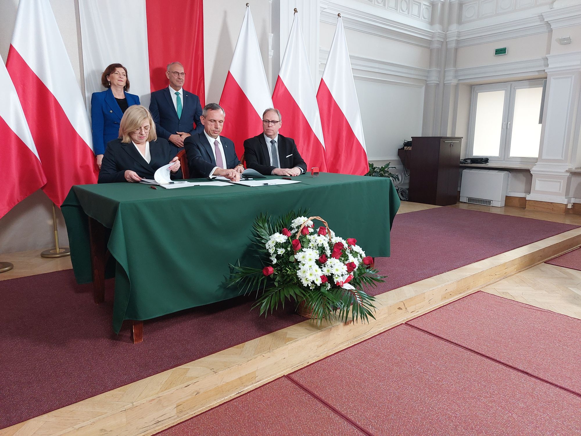 Umowę na realizację programu w mieście podpisała wiceprezydent Rzeszowa Jolanta Kaźmierczak - mieszkańcy Rzeszowa będą mogli ocieplić i zmodernizować swoje domy | fot. Bartosz Gubernat, Urząd Miasta Rzeszowa