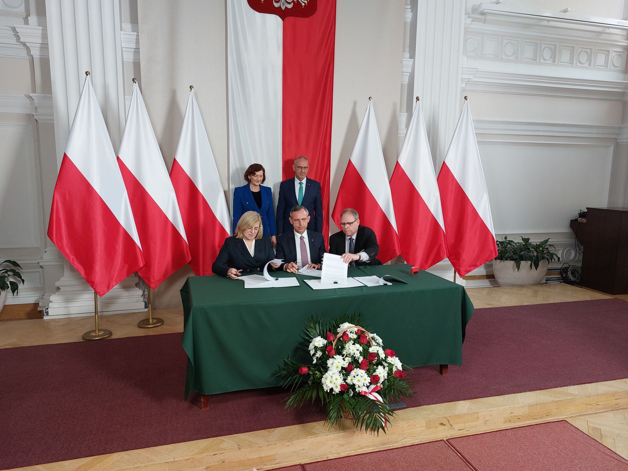 Umowę na realizację programu w mieście podpisała wiceprezydent Rzeszowa Jolanta Kaźmierczak - mieszkańcy Rzeszowa będą mogli ocieplić i zmodernizować swoje domy | fot. Bartosz Gubernat, Urząd Miasta Rzeszowa