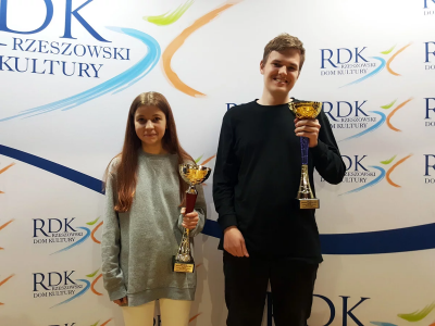 Mistrzyni Rzeszowa w Szachach Izabela Tokarz oraz zdobywca tytułu Mistrza Rzeszowa w Szachach Maciej Zalega | fot. RDK