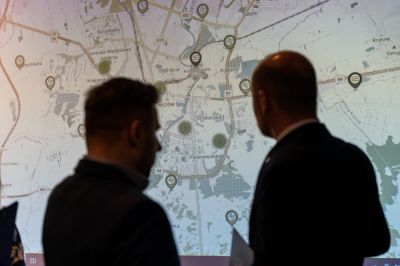 Zaprezentowana aplikacja daje dostęp do danych z 38 czujnik&oacute;w miejskich oraz dw&oacute;ch stacji Gł&oacute;wnego Inspektoratu Ochrony Środowiska  | fot. Adam Lampart, Urząd Miasta Rzeszowa